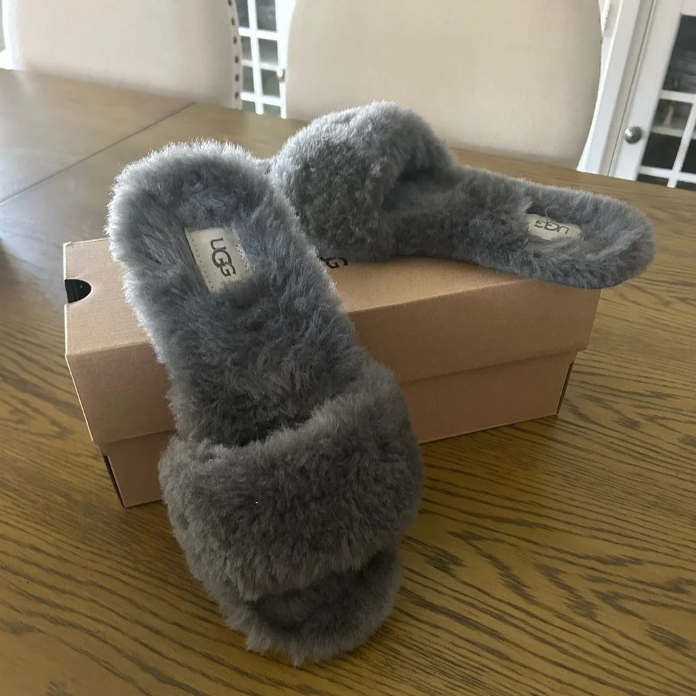 New authentic UGG fluff slippers II. Sz 9 - Picture 1 of 10
